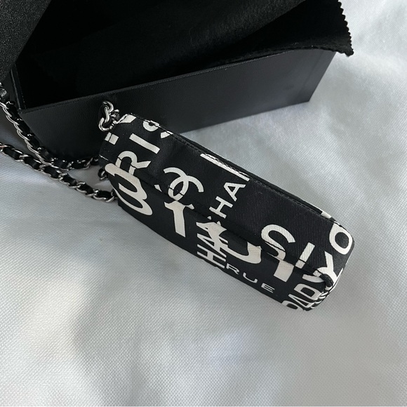 Authentic Chanel crossbody pouch with chain - Picture 2 of 15